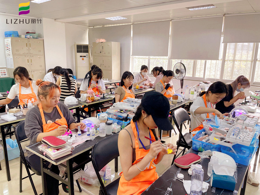 冬天做指甲為什么會(huì)裂？廣西南寧美甲學(xué)校分享原因