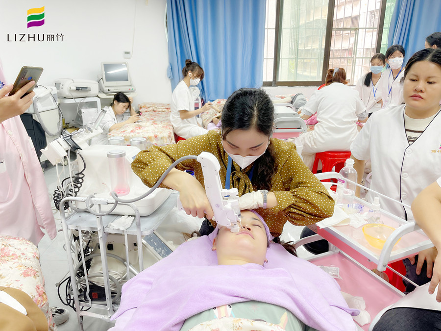 美容院該如何選擇美容儀器？廣西美容儀器培訓(xùn)班教你