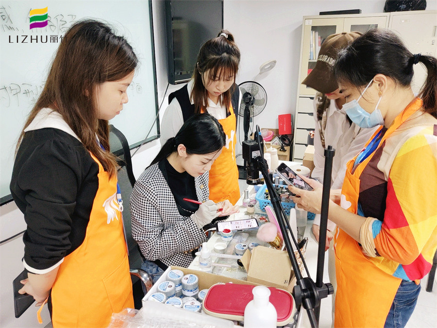 南寧學美甲要多久？南寧專業(yè)培訓美甲師的學校歡迎你