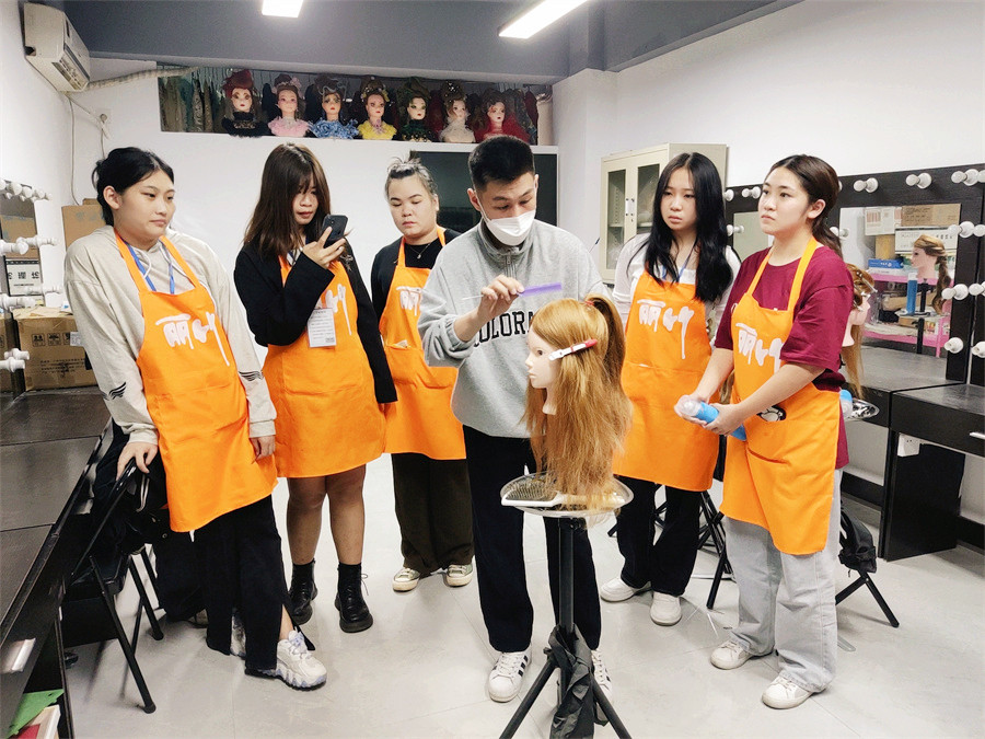 南寧化妝編發(fā)盤發(fā)去哪學(xué)？歡迎到麗竹學(xué)?；瘖y專業(yè)