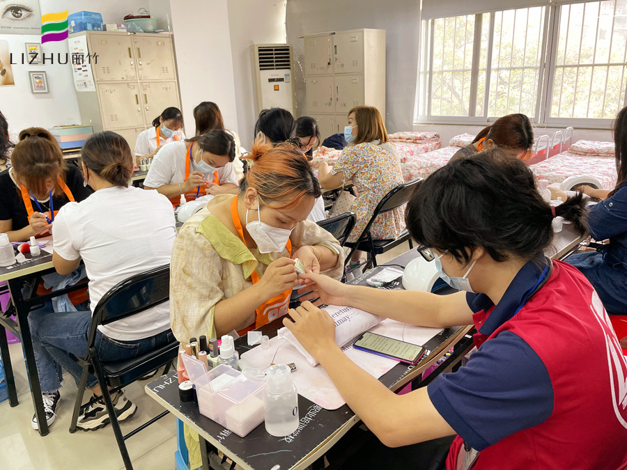 指甲油拉絲了怎么辦？廣西基礎(chǔ)美甲課件講解