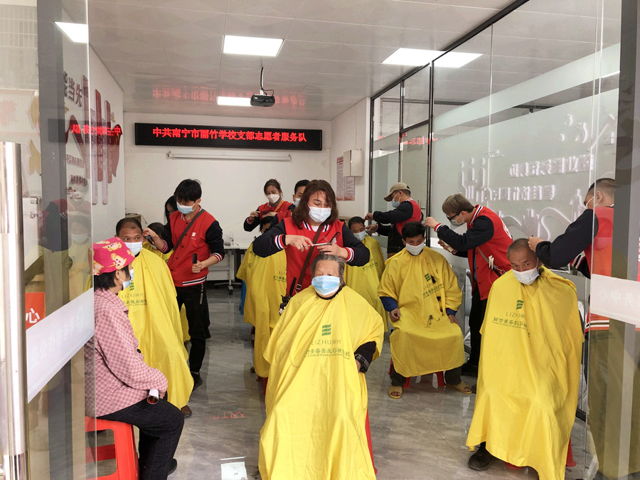 南寧美發(fā)學(xué)校外出理發(fā)活動，你煥然一新過大年