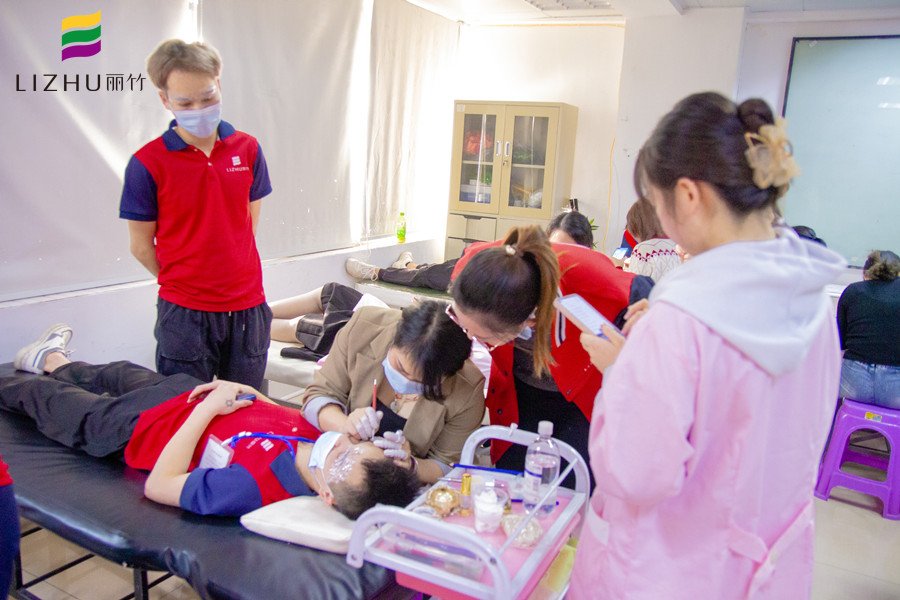 紋繡師在紋眉時(shí)如何收費(fèi)？南寧紋眉培訓(xùn)學(xué)校幫你分析