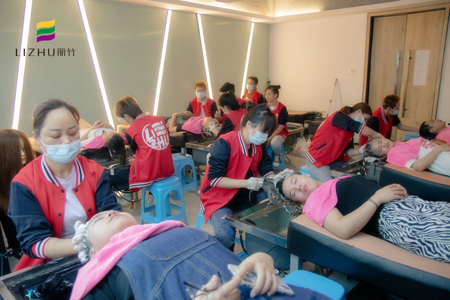 廣西老牌美業(yè)培訓(xùn)學(xué)校告訴你燙過的頭發(fā)怎么剪好看？