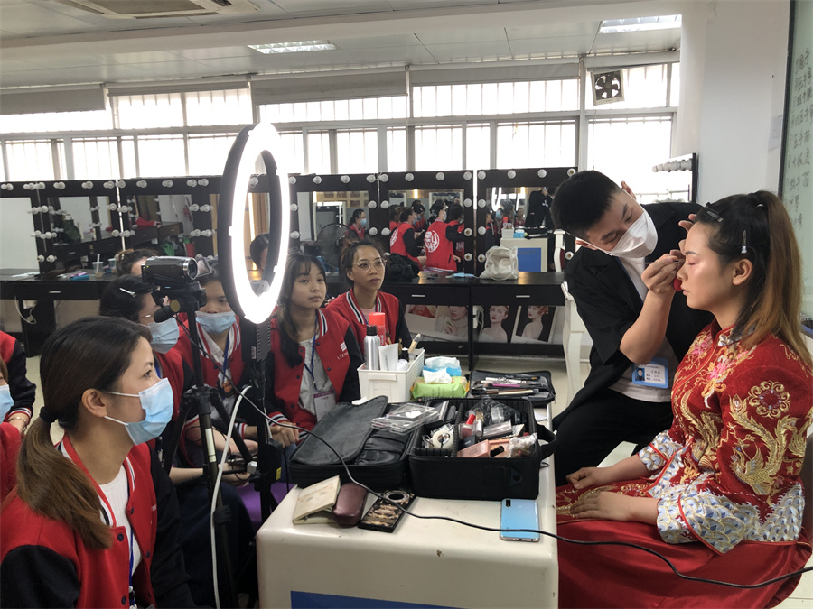 零基礎(chǔ)在廣西學(xué)化妝，廣西化妝基礎(chǔ)班歡迎你