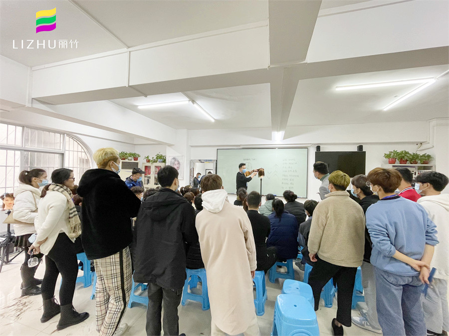 南寧燙染學(xué)校哪里好？南寧學(xué)燙染頭發(fā)多少錢？