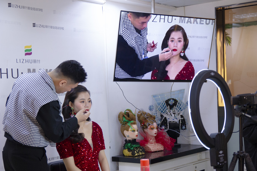 如何正確化底妝？廣西學(xué)化妝基礎(chǔ)告訴你