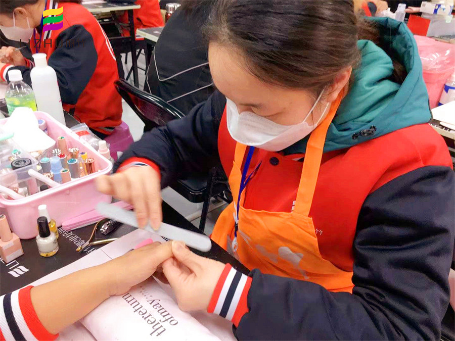 課堂實況！南寧美甲專業(yè)學員練習