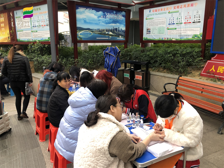 廣西美甲學(xué)校公益美甲進社區(qū)，大受居民歡迎