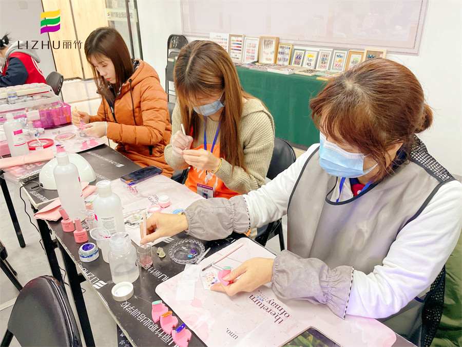 學(xué)美甲有年齡限制嗎？南寧專(zhuān)業(yè)美甲師培訓(xùn)學(xué)校告訴你