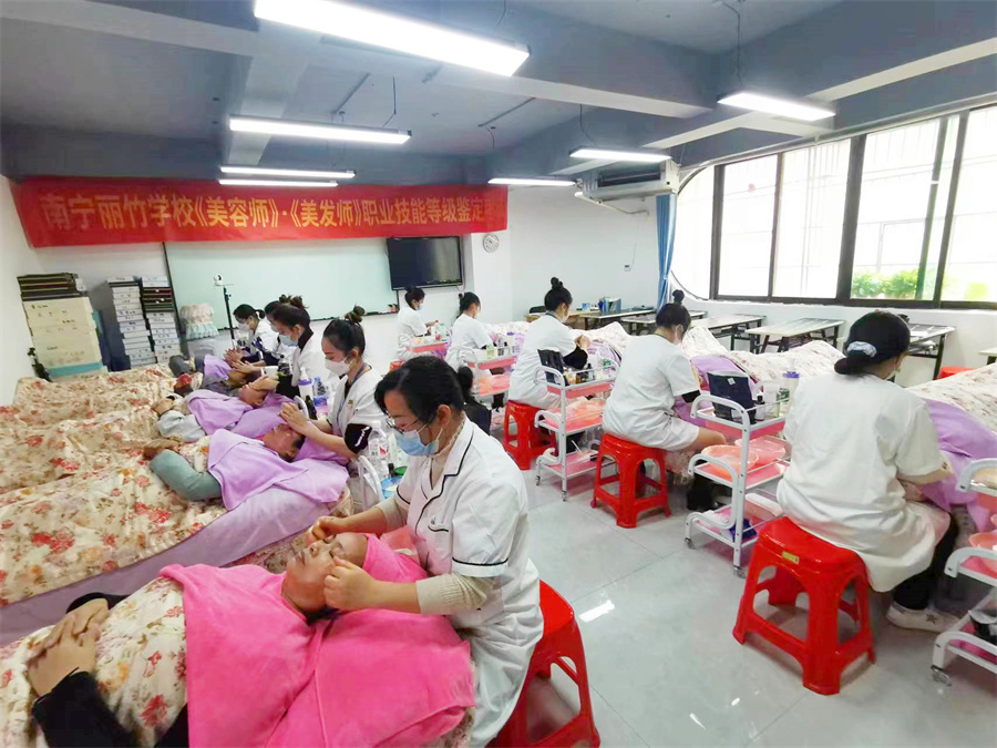 全員通過！廣西南寧美容師美發(fā)師考證班