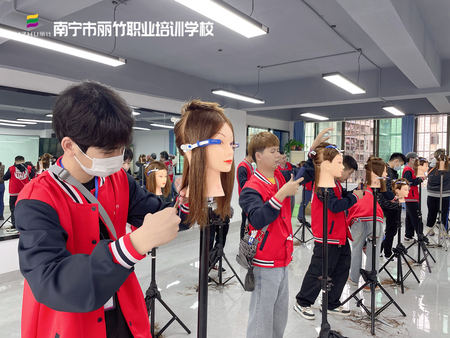 發(fā)型剪出層次感的技巧，南寧美發(fā)師培訓(xùn)課程