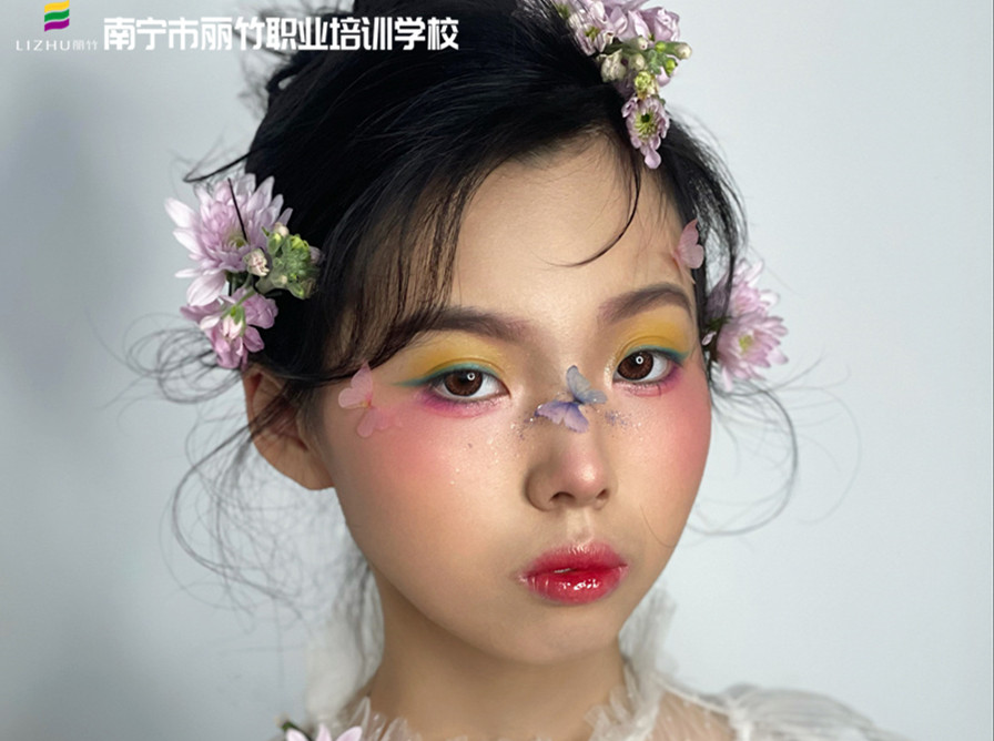 森系鮮花新娘造型，南寧新娘化妝學(xué)校作品