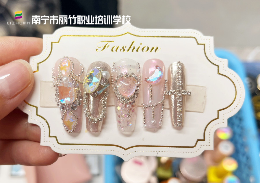 堆鉆美甲，零基礎(chǔ)學(xué)美甲在南寧