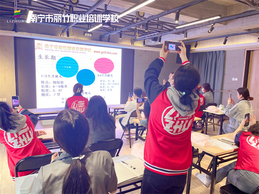 開班啦！直擊南寧美睫學(xué)校課堂實(shí)況