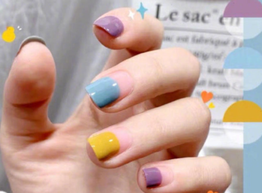 撞色混搭美甲，將夢幻氣氛值拉滿