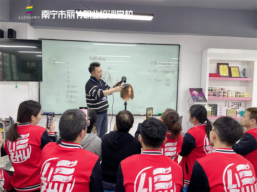 成功美發(fā)師具備哪些條件？南寧美發(fā)理發(fā)培訓(xùn)