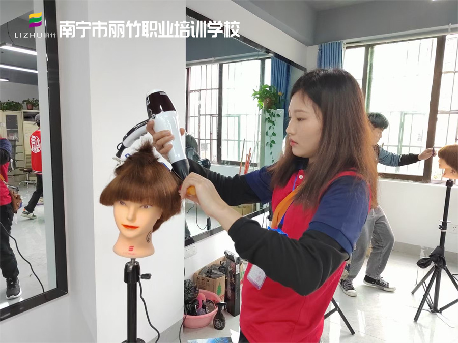 廣西學(xué)吹風(fēng)造型、廣西美發(fā)吹風(fēng)培訓(xùn)