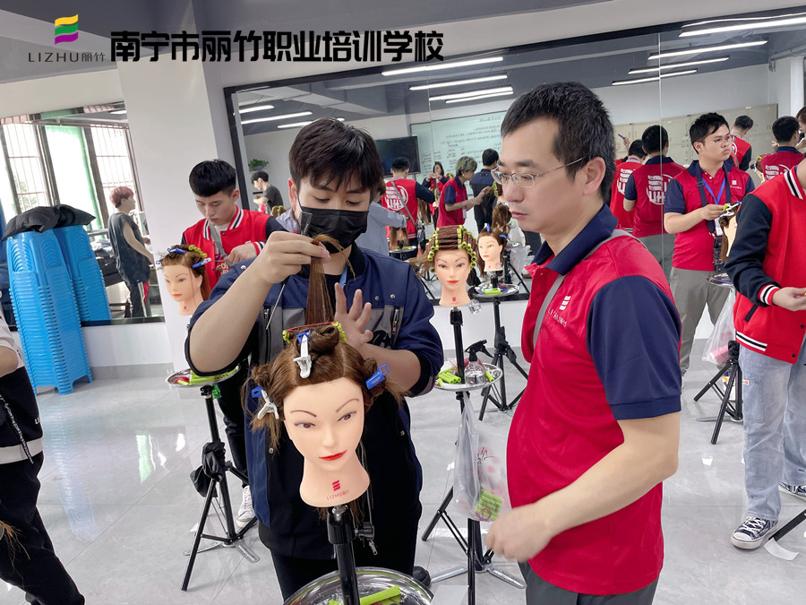 美發(fā)怎么卷杠紙？南寧美發(fā)卷發(fā)學(xué)校實(shí)訓(xùn)展示