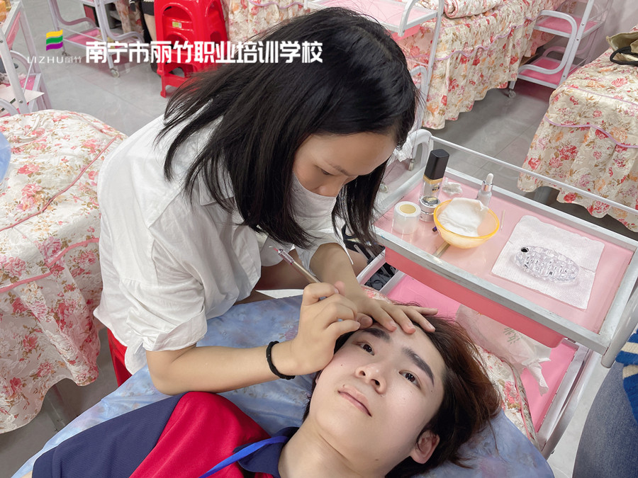 紋眉不上色的原因，廣西紋眉造型培訓課程講解