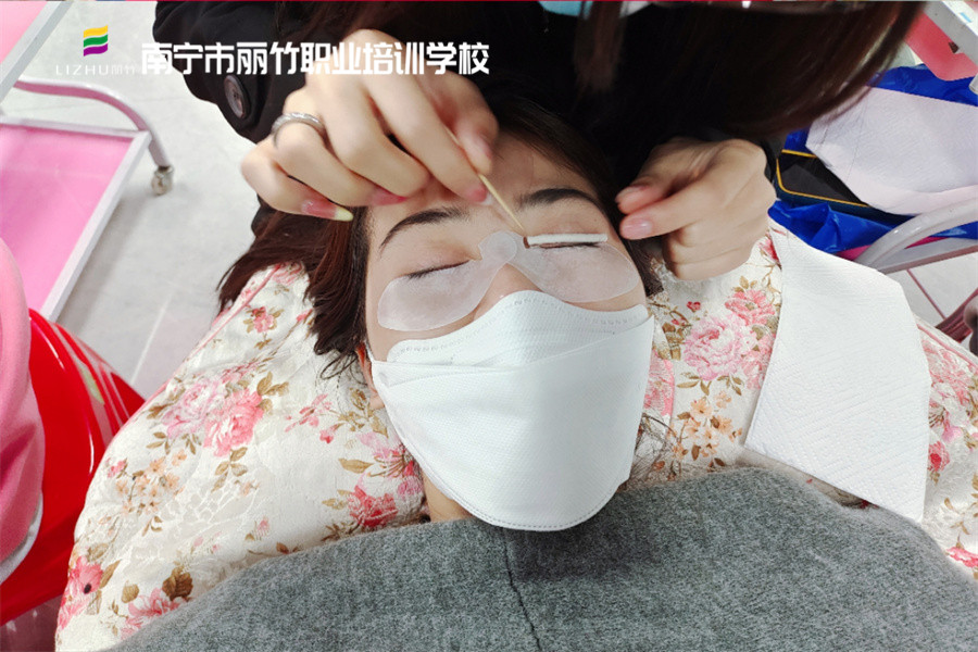 冷燙翹睫術(shù)的好處，南寧美甲美睫學(xué)校分享