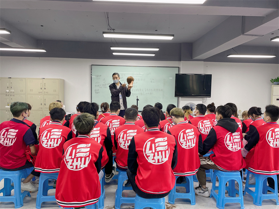 美發(fā)培訓(xùn)要學(xué)哪些內(nèi)容？南寧美發(fā)培訓(xùn)哪家有實(shí)力？