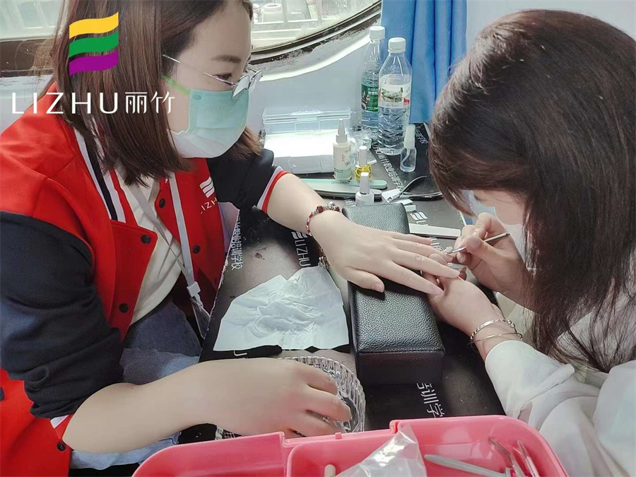 廣?西美甲基礎(chǔ)知識內(nèi)容：美甲怎么修手？