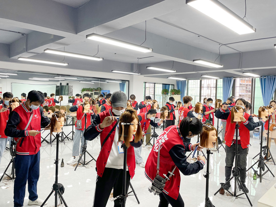 不同類型的長發(fā)如何修剪層次？廣西美發(fā)剪發(fā)學(xué)校教你