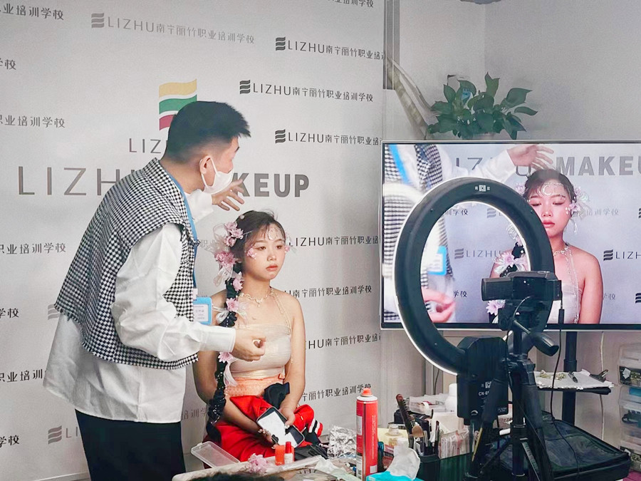 化妝后如何減少出油？南寧專業(yè)正規(guī)化妝學(xué)校教你