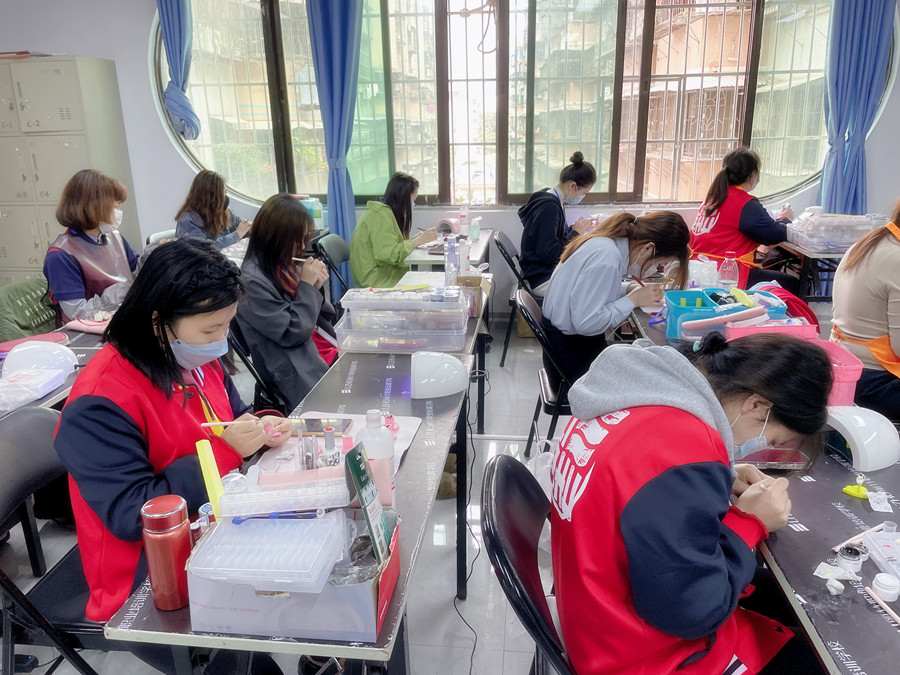 美甲底油和亮油的區(qū)別，廣西美甲基礎教學