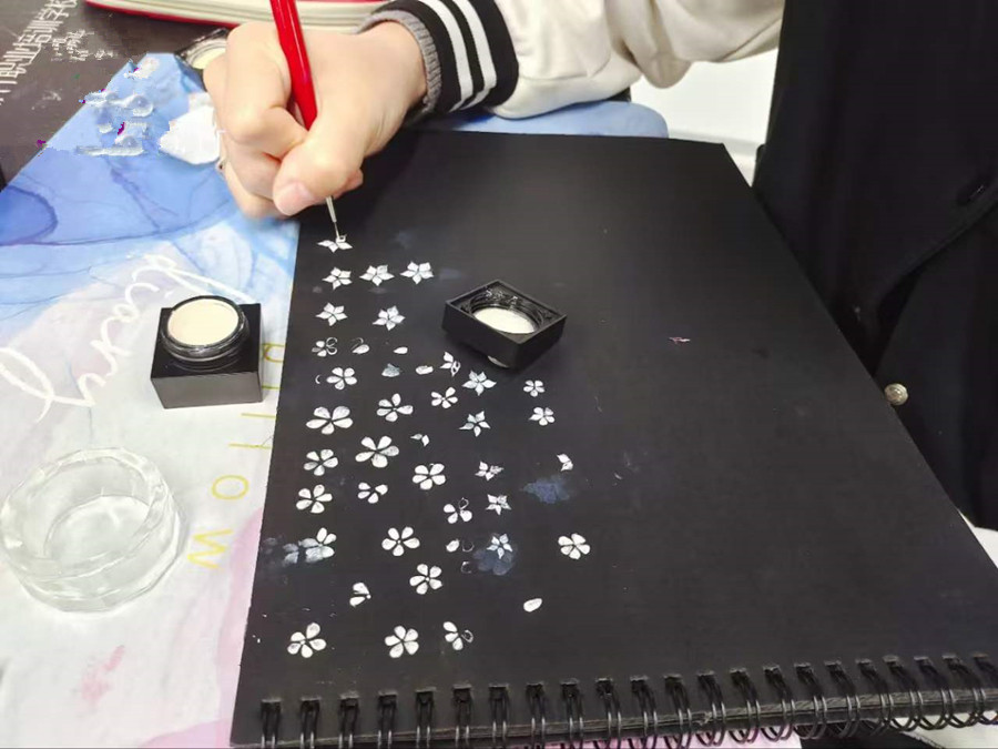 美甲紙上畫花，南寧美甲課堂練習