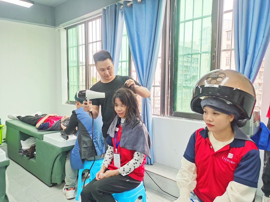 如何給發(fā)膜加熱？南寧美發(fā)職業(yè)技術(shù)學(xué)校課堂實(shí)訓(xùn)講解