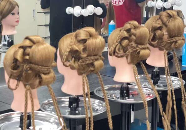 南寧化妝發(fā)型學校：發(fā)型對化妝的重要性