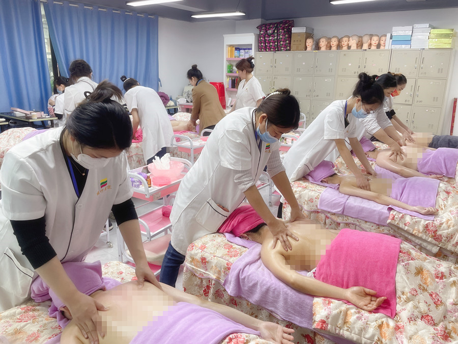 肩胛骨粘連怎么辦？廣西美容推拿學校解答