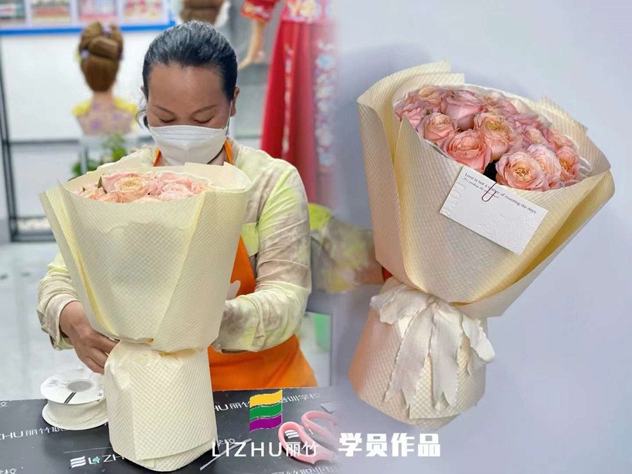 南寧花藝師職業(yè)學校作品---清新圓形大花束