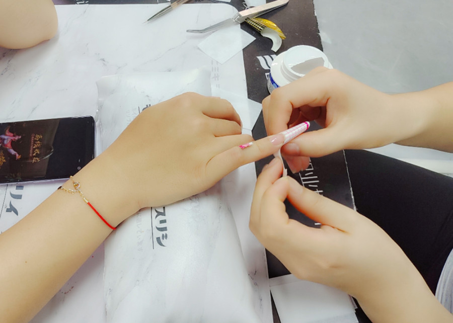 南寧美甲培訓：光療延長美甲的好處