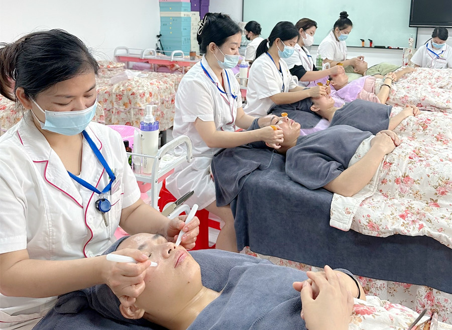 面部撥筋的原理，南寧美容學(xué)員操作實(shí)訓(xùn)分享