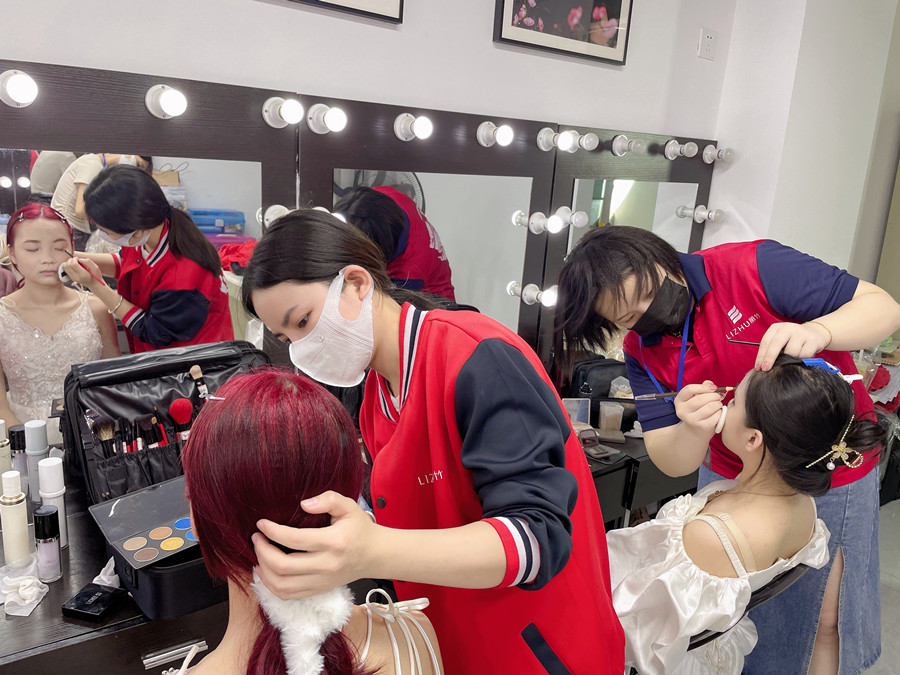 眼線筆使用教程，南寧化妝基礎(chǔ)培訓(xùn)班課件分享