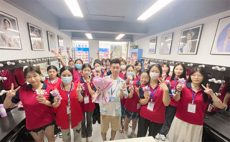 廣西化妝學校六一活動，儀式氛圍感拉滿