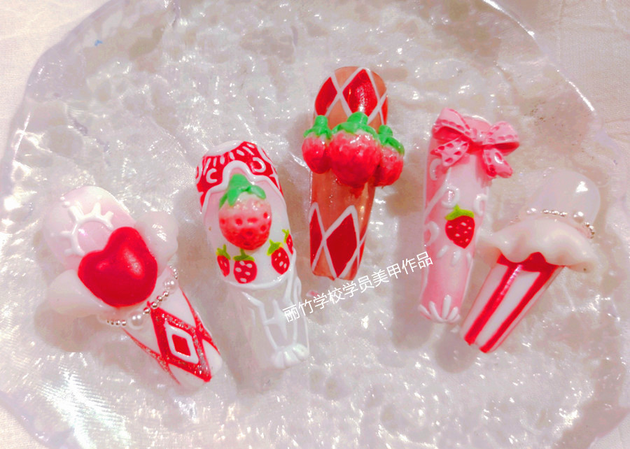 草莓洛可可美甲，廣西美甲培訓課堂作品