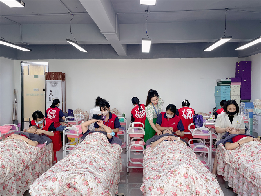 廣西美容師資格證書考點舉行美容師考前手法實踐模擬