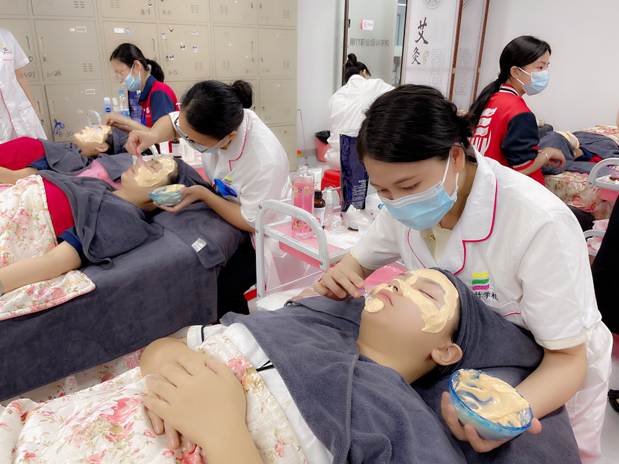 哪些人適合敷軟膜？廣西美容面部護(hù)膚課程