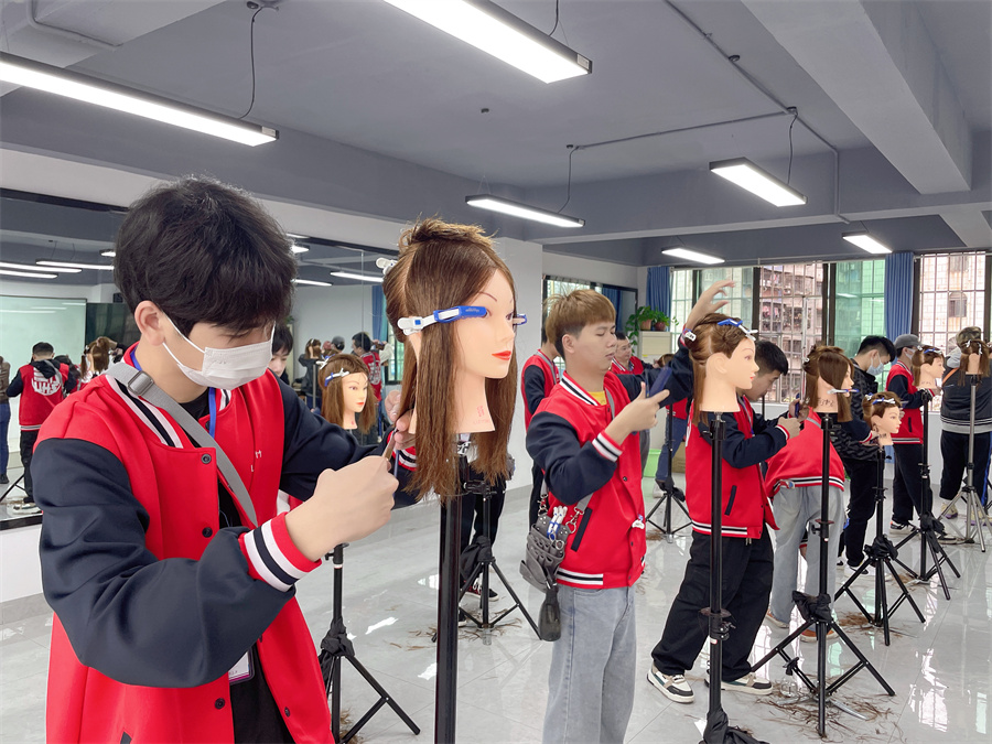 常見女士發(fā)尾修剪教程，廣西剪發(fā)培訓(xùn)學(xué)校課件講解