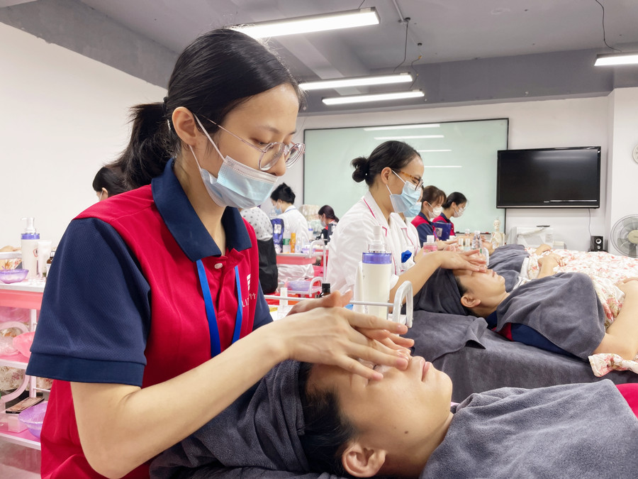 化妝需要學皮膚管理嗎？廣西美容化妝學校專業(yè)解答