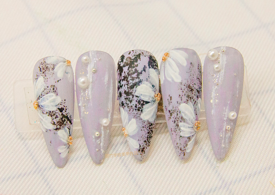 南寧美甲學校：磨砂美甲，鉑金膠美甲，彩繪小雛菊美甲