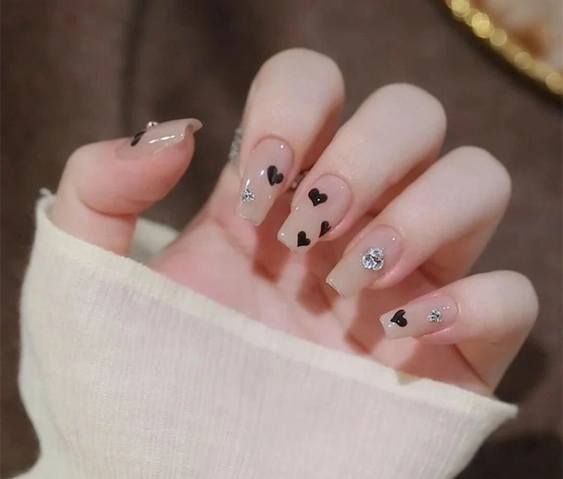 不挑手的黑色美甲，廣西美業(yè)職業(yè)技術(shù)學(xué)院推薦