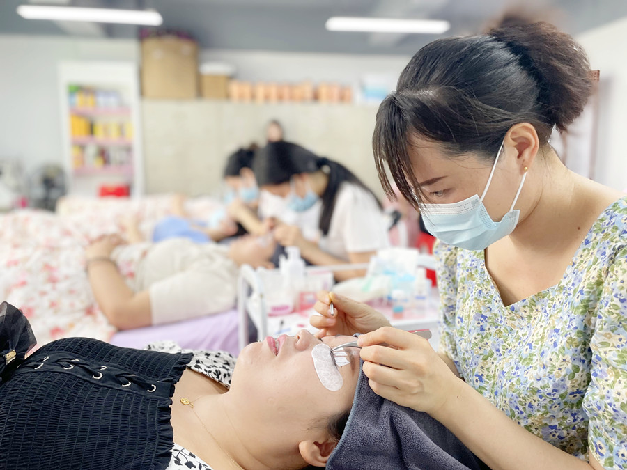 學費多少？南寧美甲美睫紋繡培訓學校