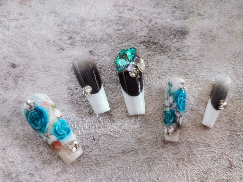 廣西美甲技師學(xué)校：水墨畫美甲