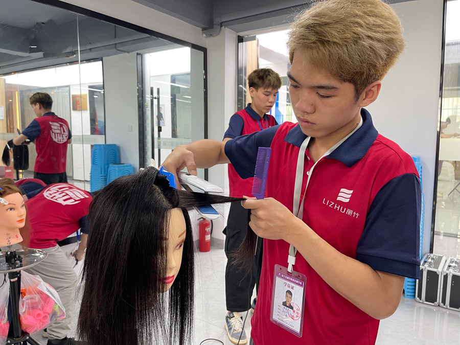 美發(fā)培訓：怎么用直板夾拉直頭發(fā)？