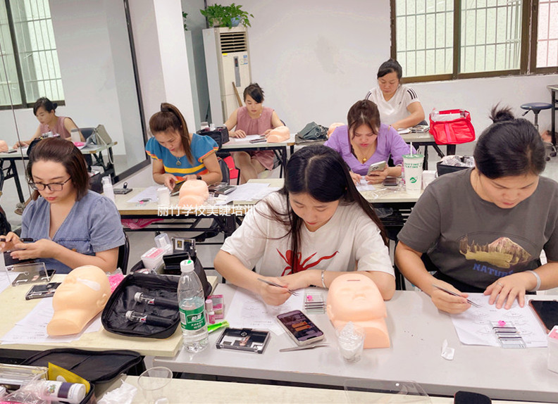 南寧美睫專業(yè)學校 | 零基礎學美睫培訓
